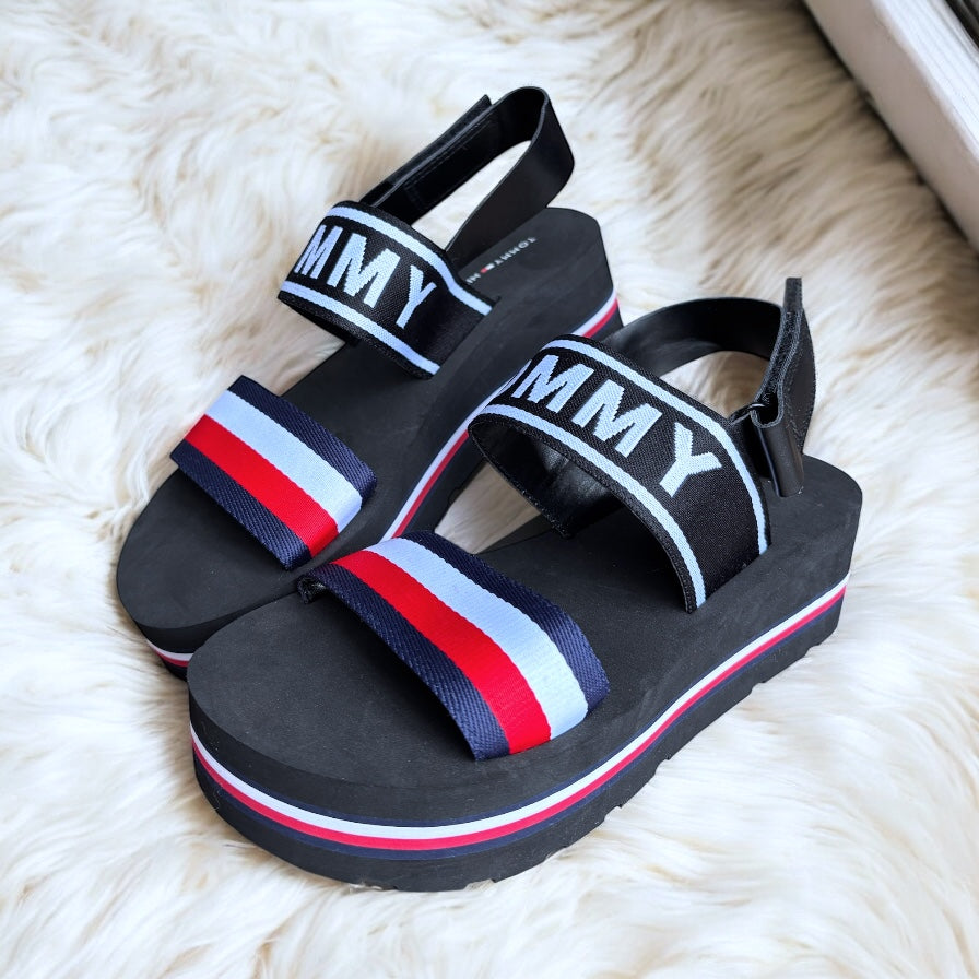Sandalias Tommy H negras, con líneas azul, blanco, rojo y letras blancas
