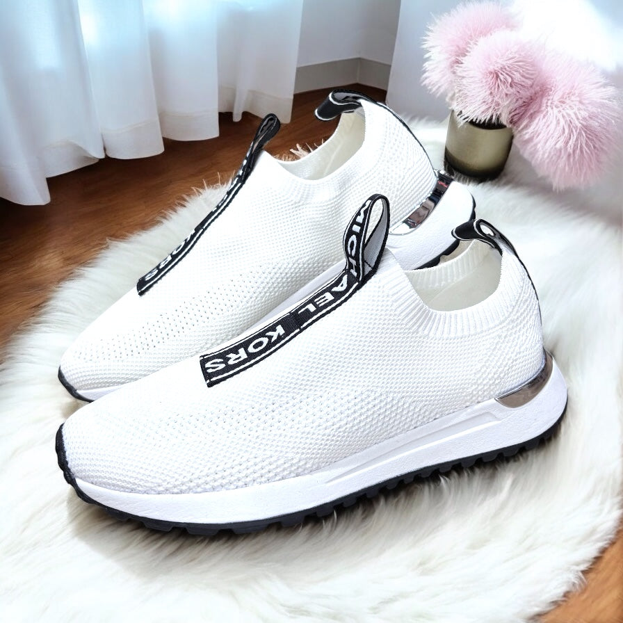 Tenis Michael k blancos de tela con línea negra y letras blancas