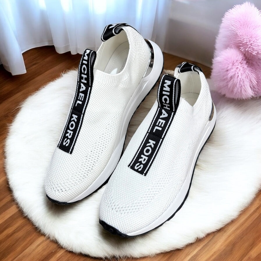 Tenis Michael k blancos de tela con línea negra y letras blancas