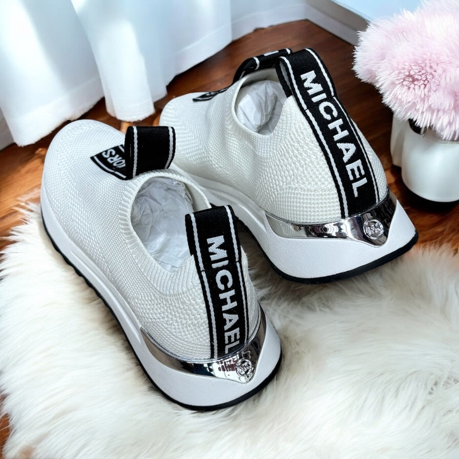 Tenis Michael k blancos de tela con línea negra y letras blancas