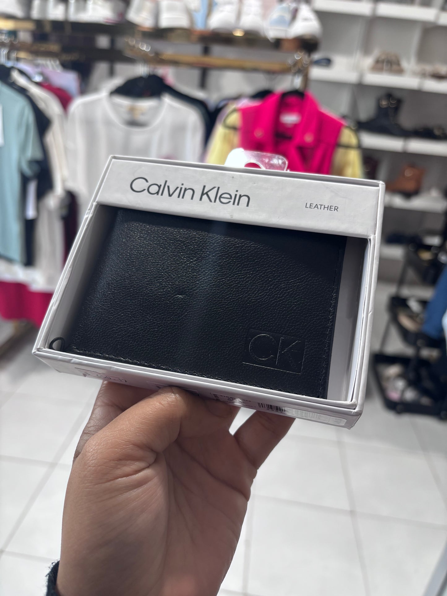 Cartera Calvin k negra con grabado CK