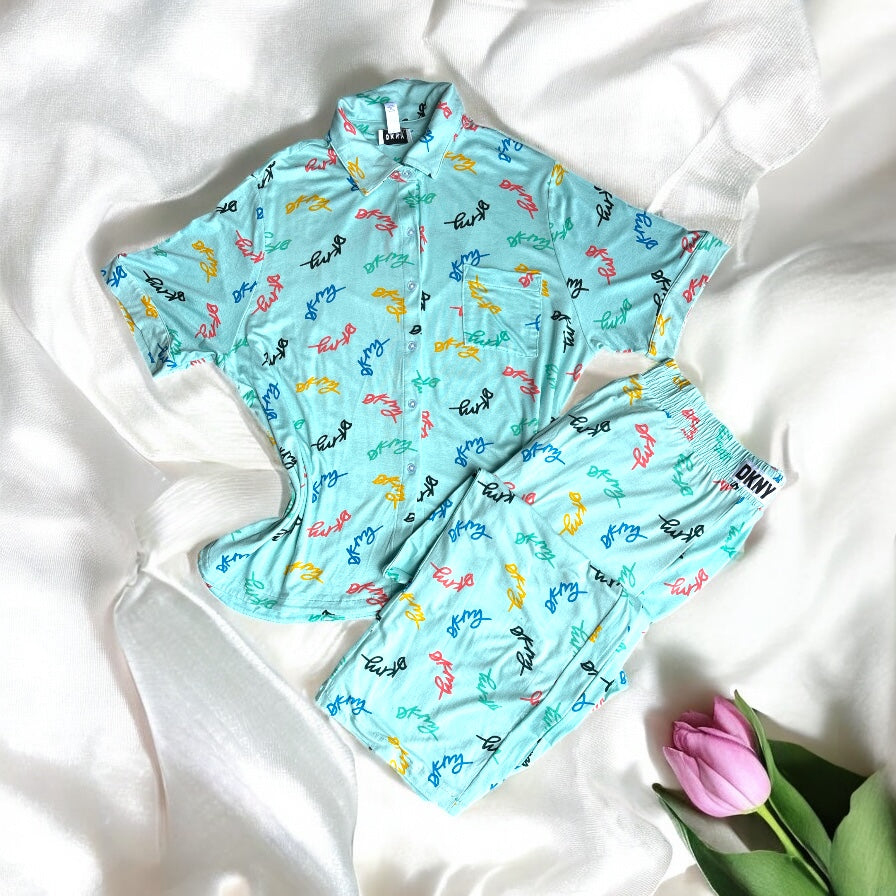 Pijama DKNY verde estampado letra cursiva de colores