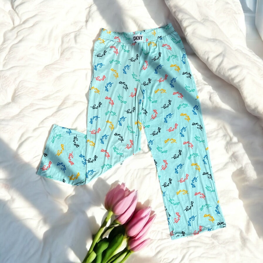 Pijama DKNY verde estampado letra cursiva de colores