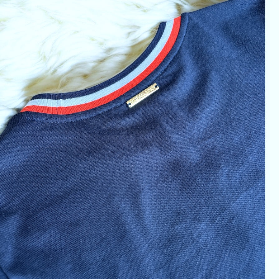Top Michael K azul marino, cuello blanco/naranja, placa dorada, letras y raquetas blancas