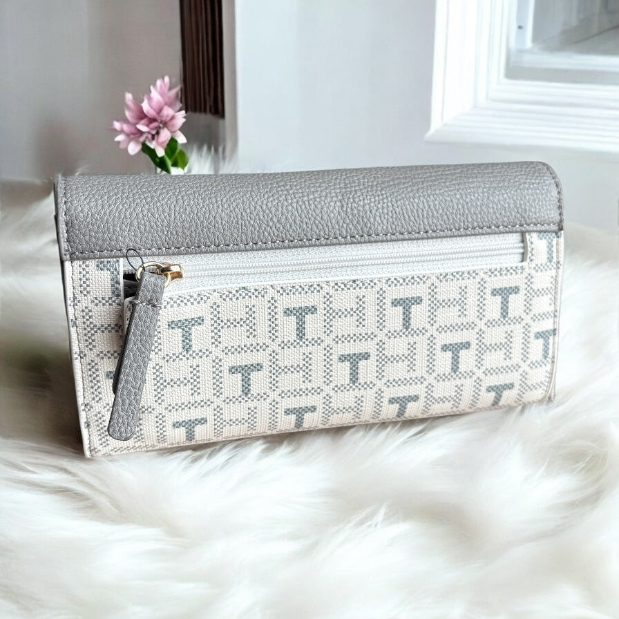 Cartera Tommy H crema/gris con monogram y placa dorada