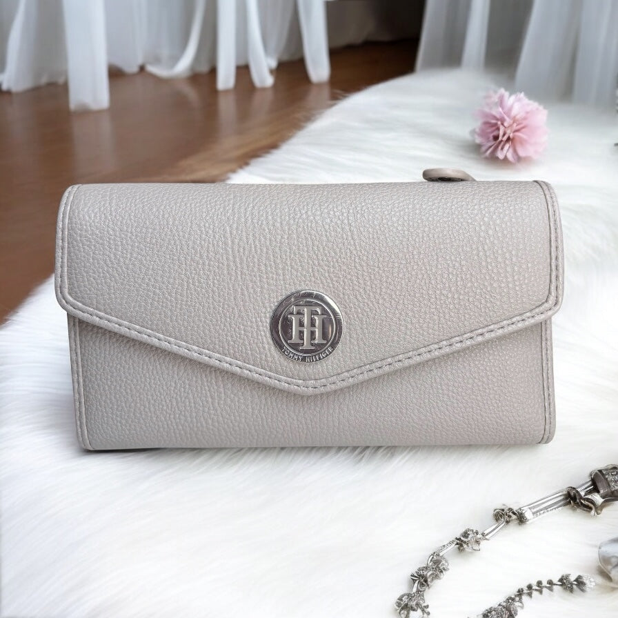 Cartera Tommy H gris con textura, placa plateada y cierre atrás