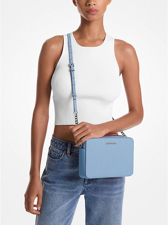 Crossbody Michael k azul claro con cadena en strap y placa plateada