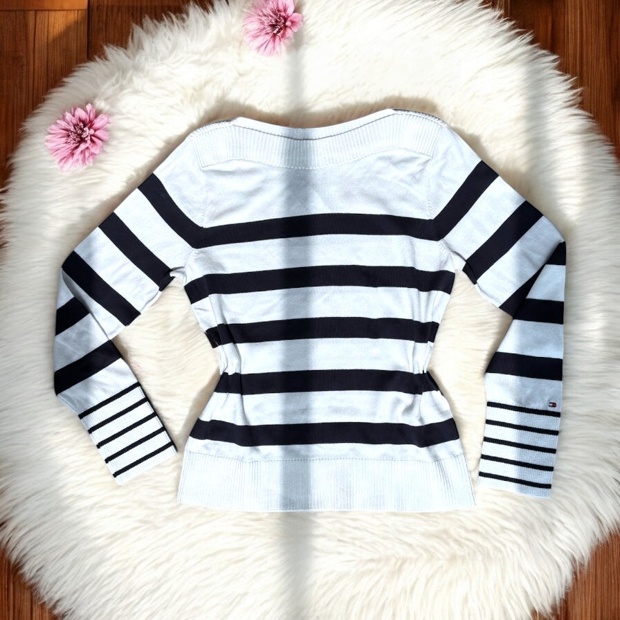 Suéter Tommy H blanco con rayas azul marino y banderita en manga derecha