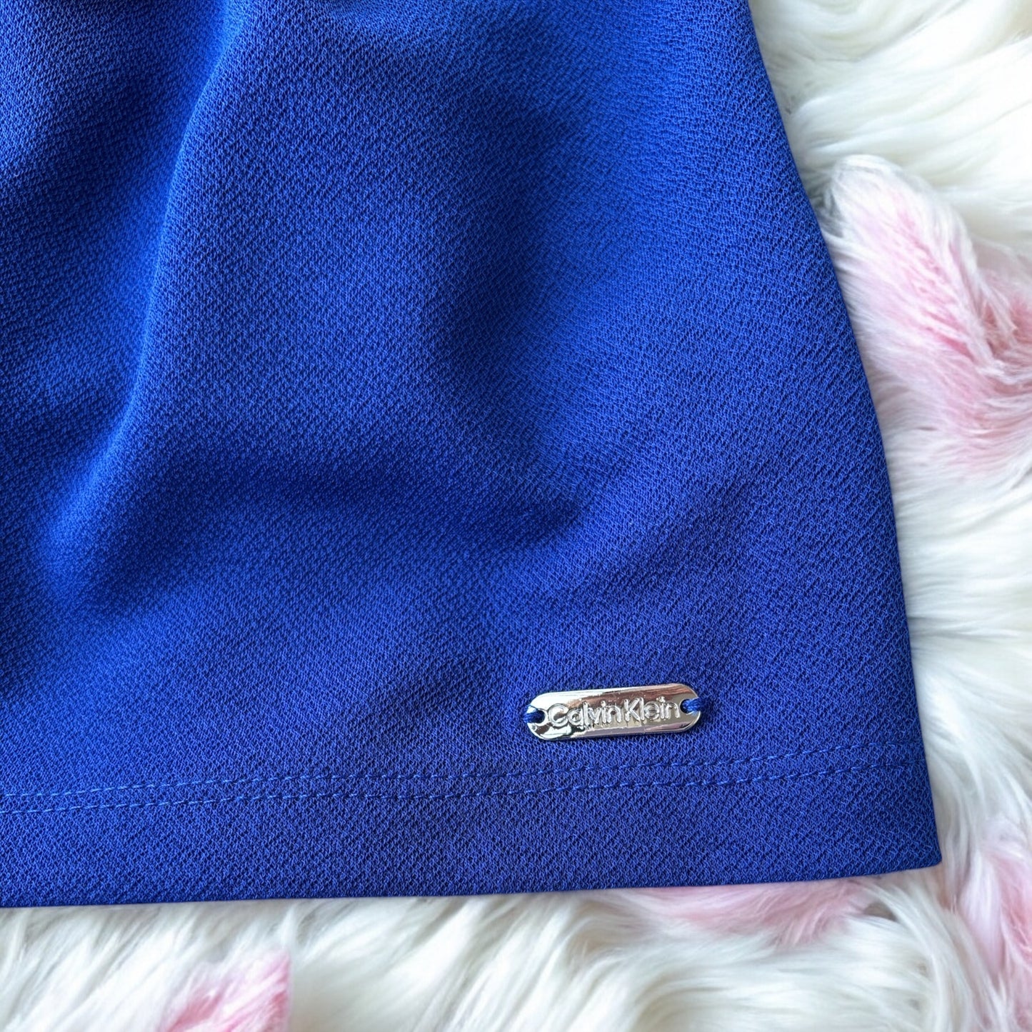 Blusa Calvin K azul rey con olanes en el hombro