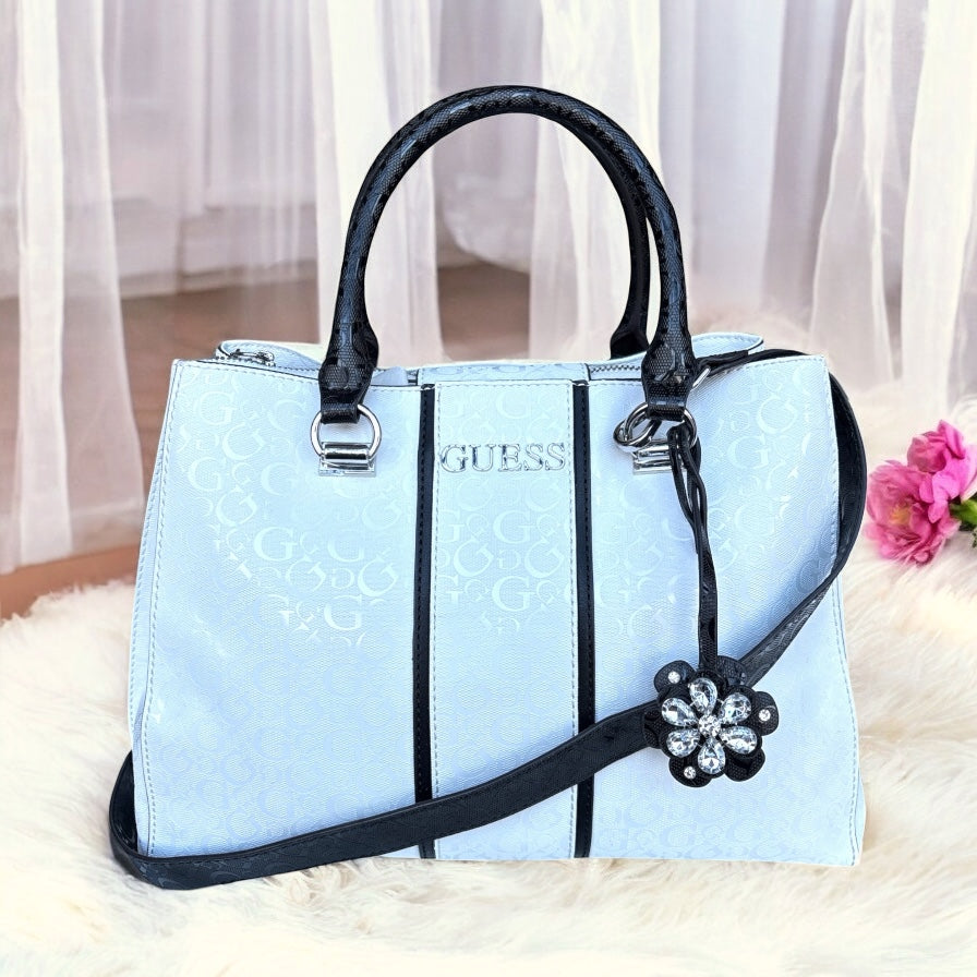 Tote Guess blanca/negro tipo charol con llavero de flor