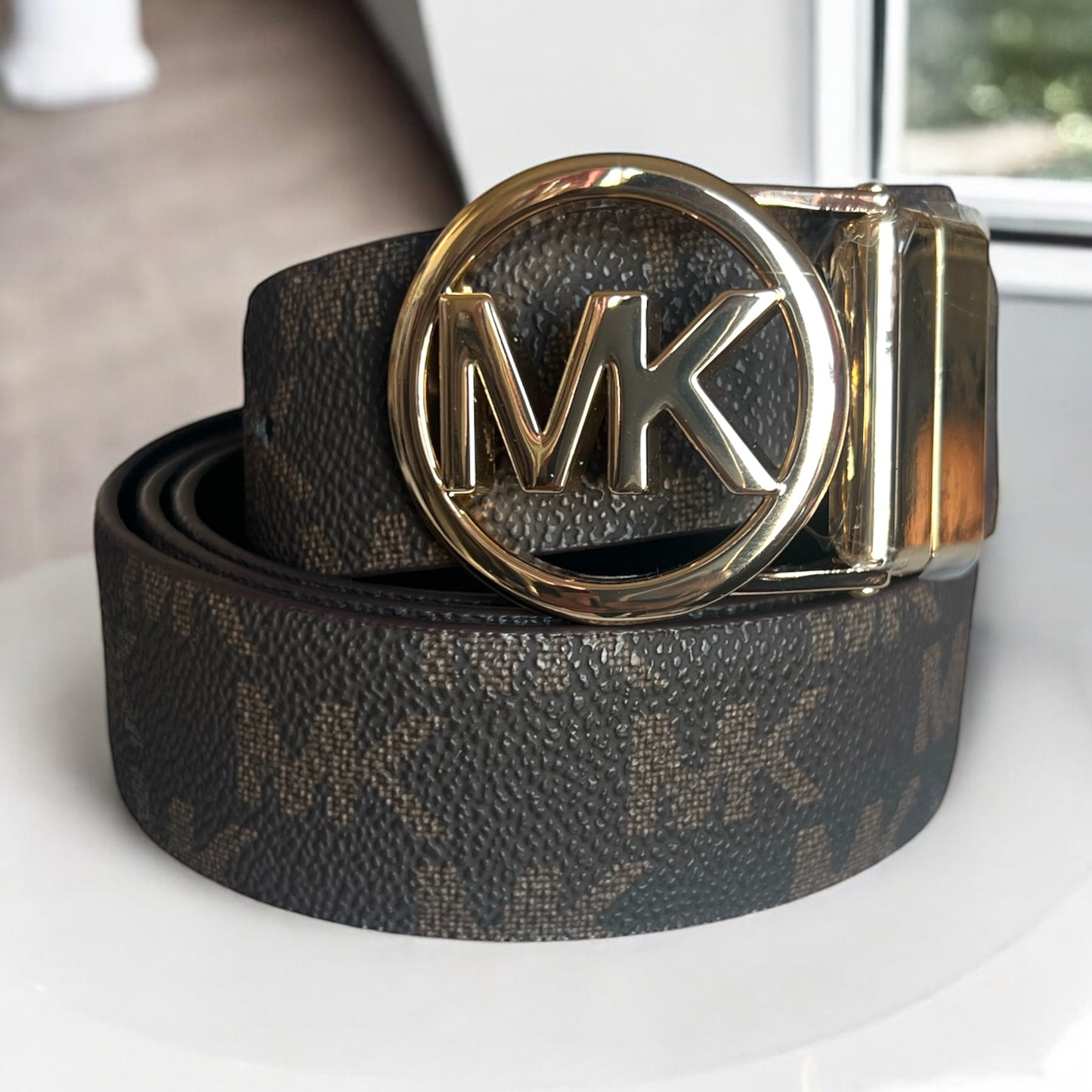 Cinturón Michael k negro/café con monogram reversible con placa dorada