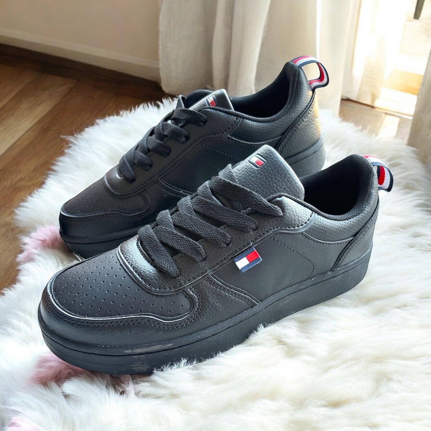 Tenis Tommy H negros con bandera de goma