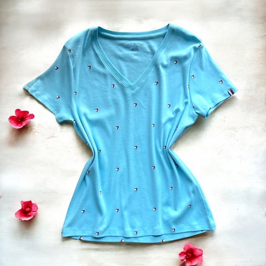 Playera Tommy H azul con corazones