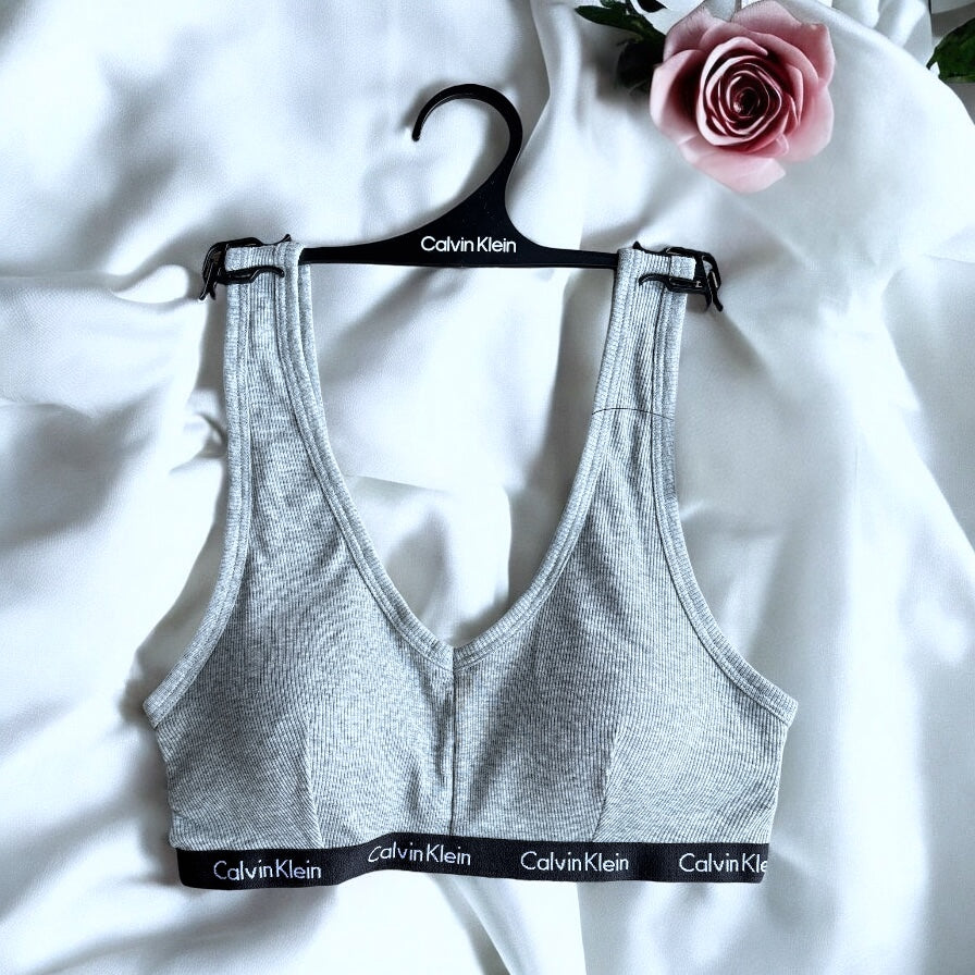 Top Calvin k gris resorte negro con letras blancas