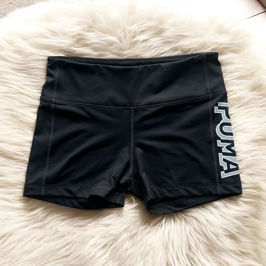 Short puma color negro con letras blancas
