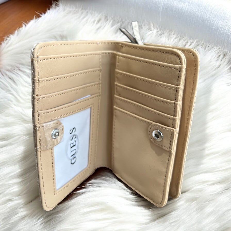 Cartera Guess dorada con monogram placa en letras plateadas