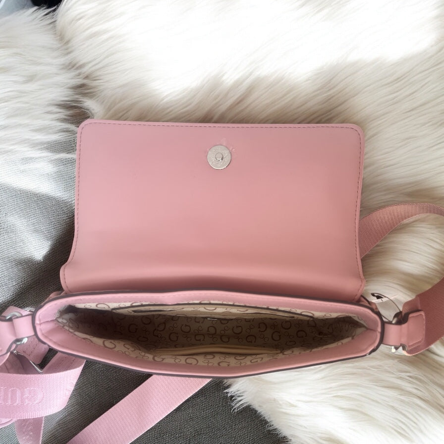 Crossbody Guess rosa con monogram, strap grabado y monedero