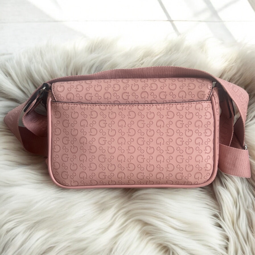 Crossbody Guess rosa con monogram, strap grabado y monedero