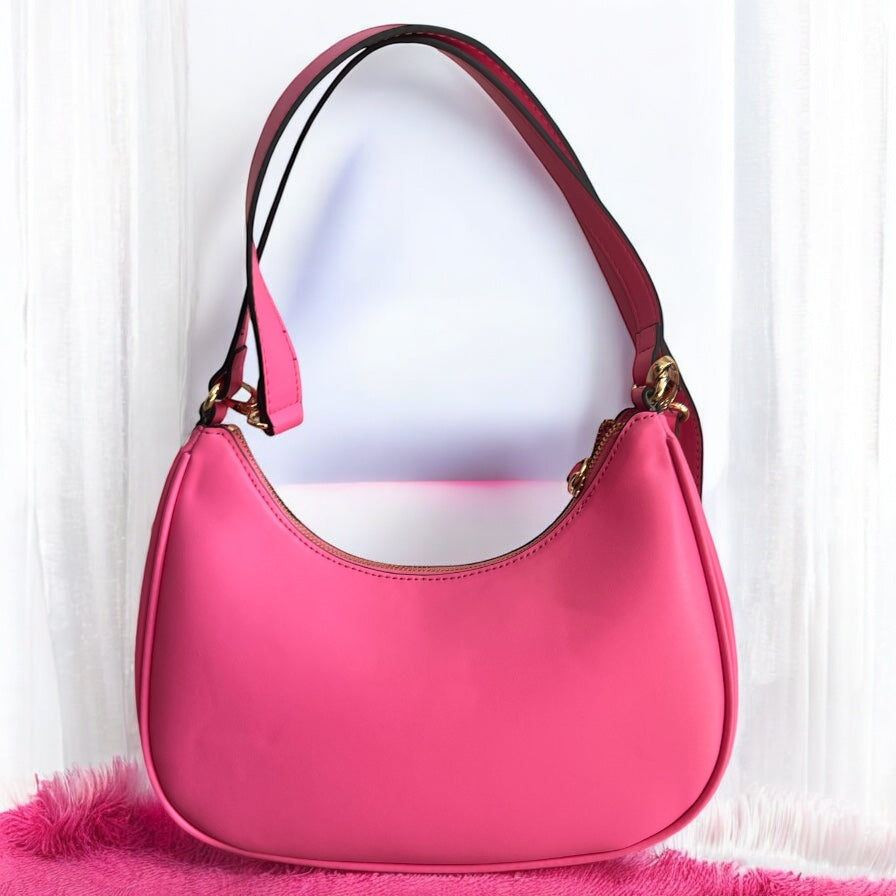 Hobo Guess rosa con placa grande dorada y strap para Crossbody