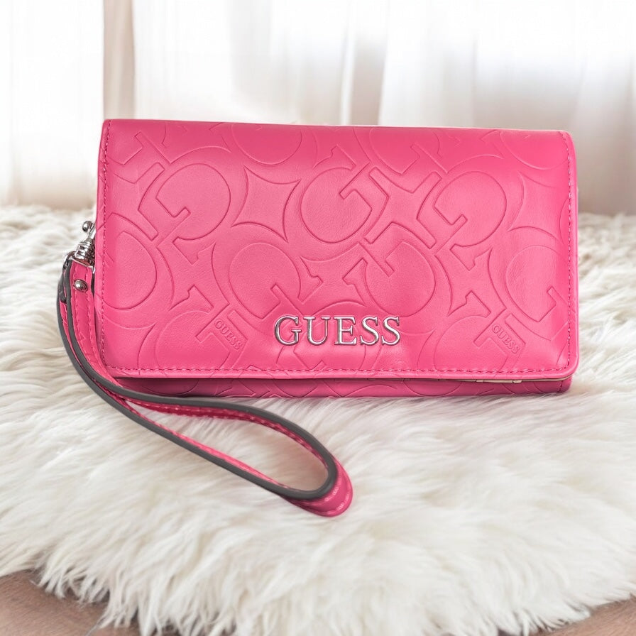Cartera Guess rosa con monogram grabado, strap y placa plateada