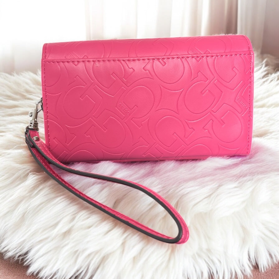 Cartera Guess rosa con monogram grabado, strap y placa plateada