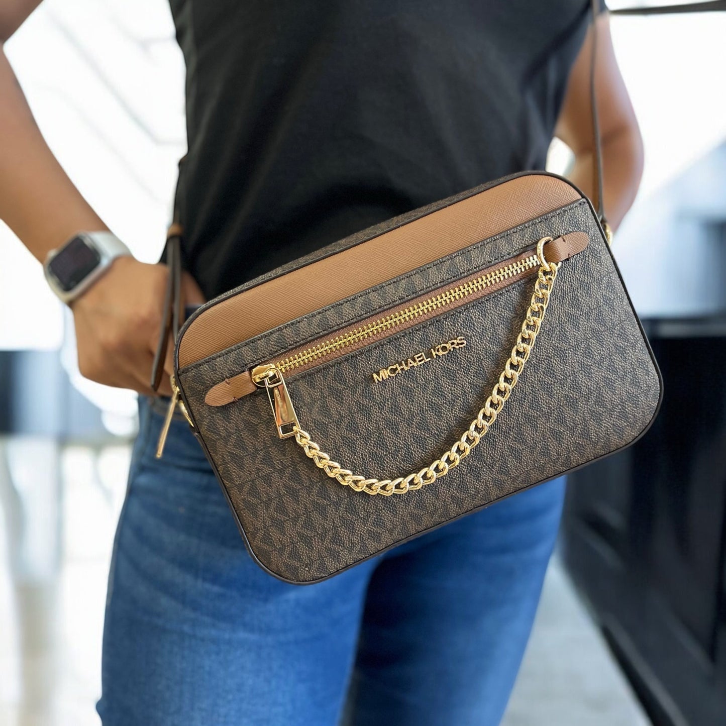 Crossbody Michael k café y dorado con Cadena