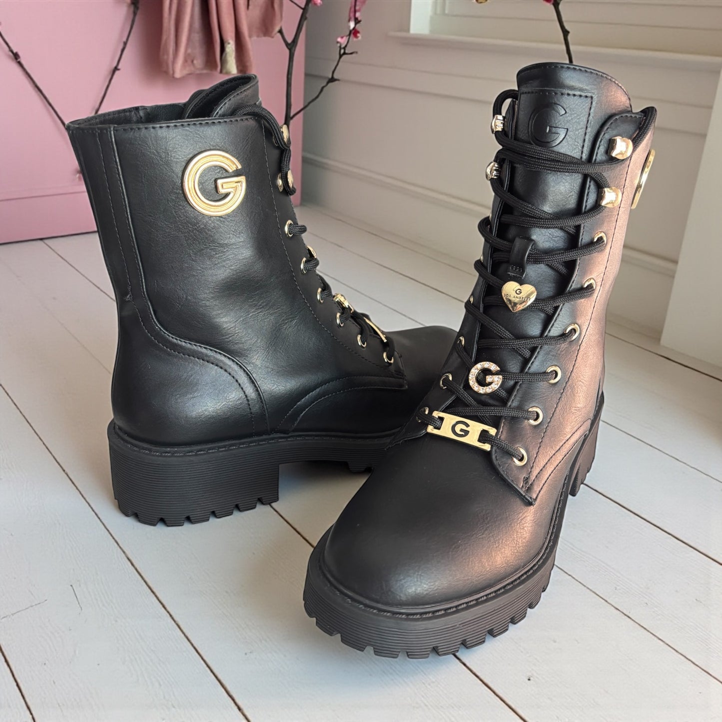 Botas GBG negra con pines de G y corazones