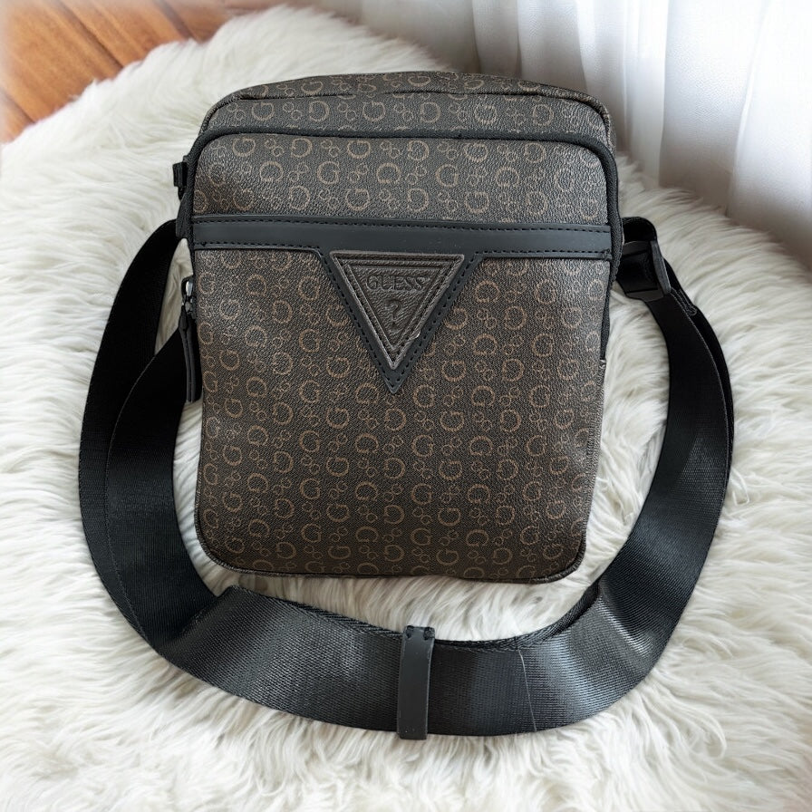 Bandolera Guess chocolate con monogram camel y placa en triángulo