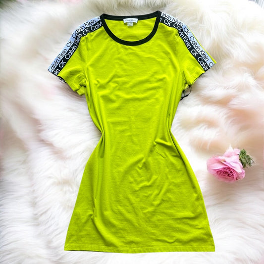 Vestido Calvin k  verde fosforescente en las mangas grabado letra