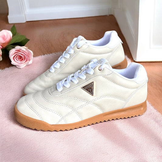 Tenis Guess arena, detalles en blanco, suela camel capitonados
