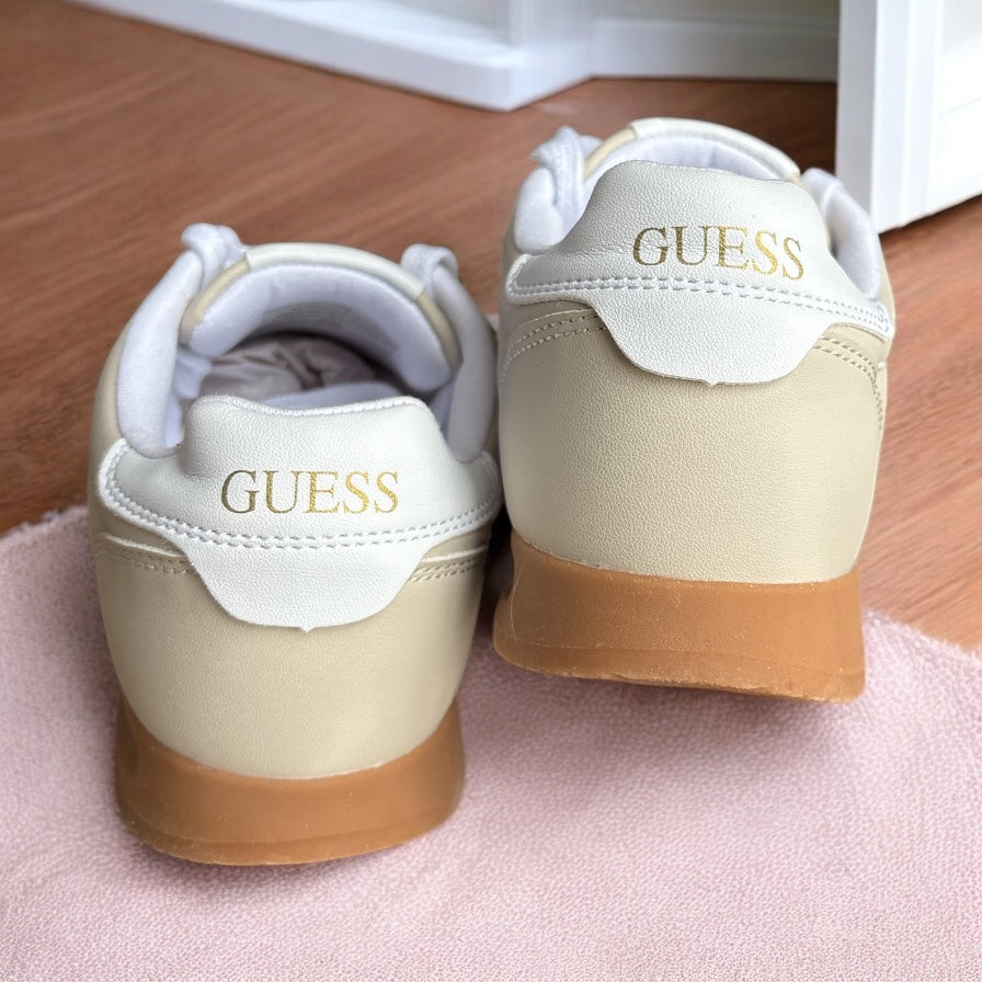 Tenis Guess arena, detalles en blanco, suela camel capitonados