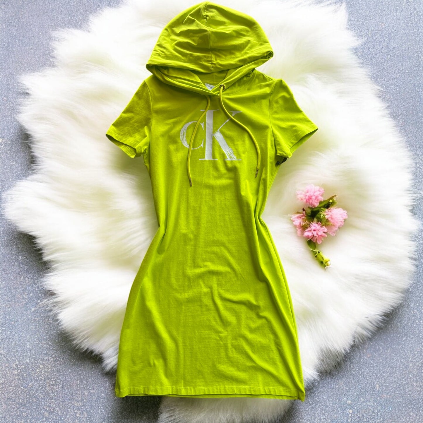 Vestido Calvin k verde fosforescente con gorra