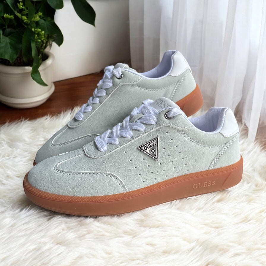 Tenis Guess verde agua, detalles en crema, suela camel y placa plateada