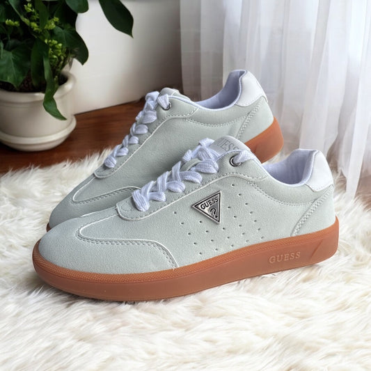 Tenis Guess verde agua, detalles en crema, suela camel y placa plateada