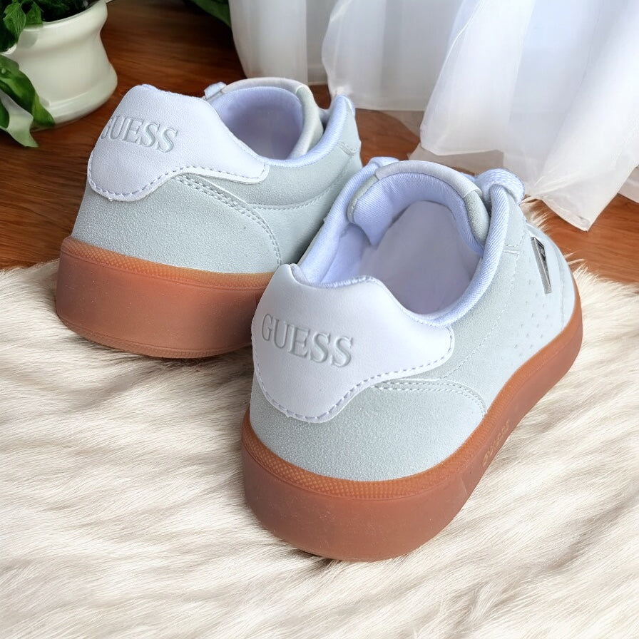 Tenis Guess verde agua, detalles en crema, suela camel y placa plateada