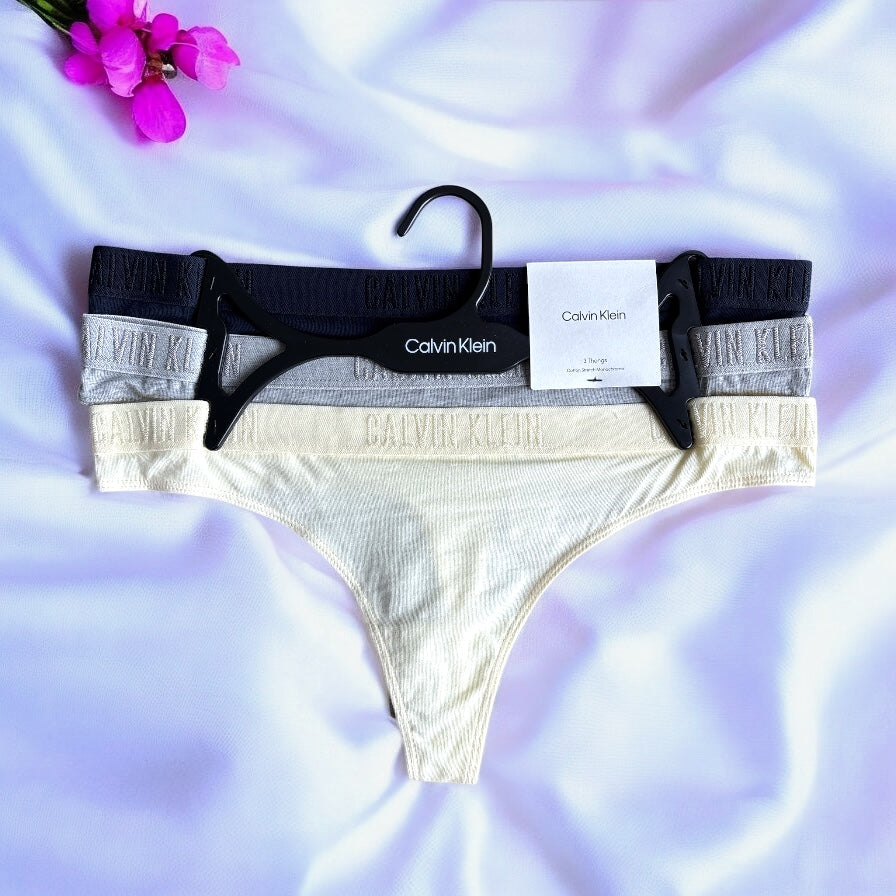 Tangas Calvin K amarillo, gris, azul marino con letras bordadas en resorte 3pzs