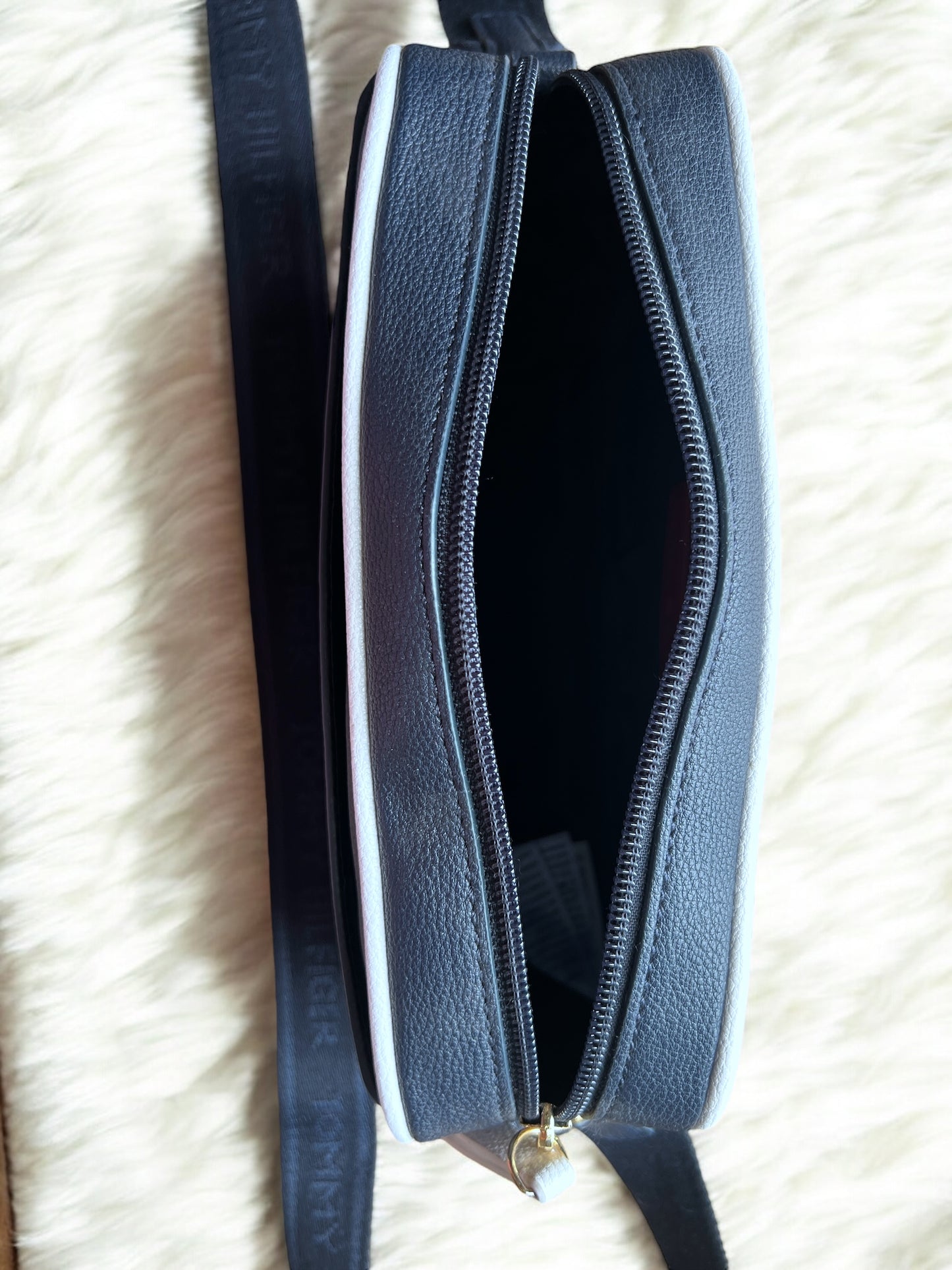 Crossbody Tommy H azul marino con raya blanca y placa dorada redonda