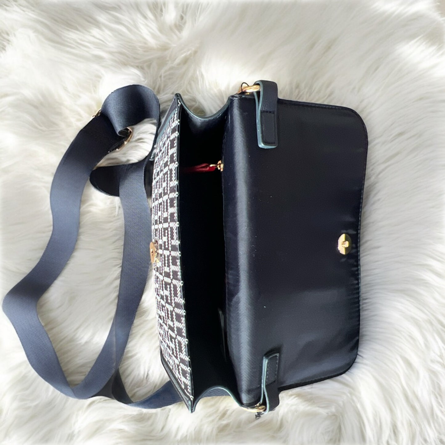 Crossbody Tommy H azul marino con monogram blanco strap y placa dorada