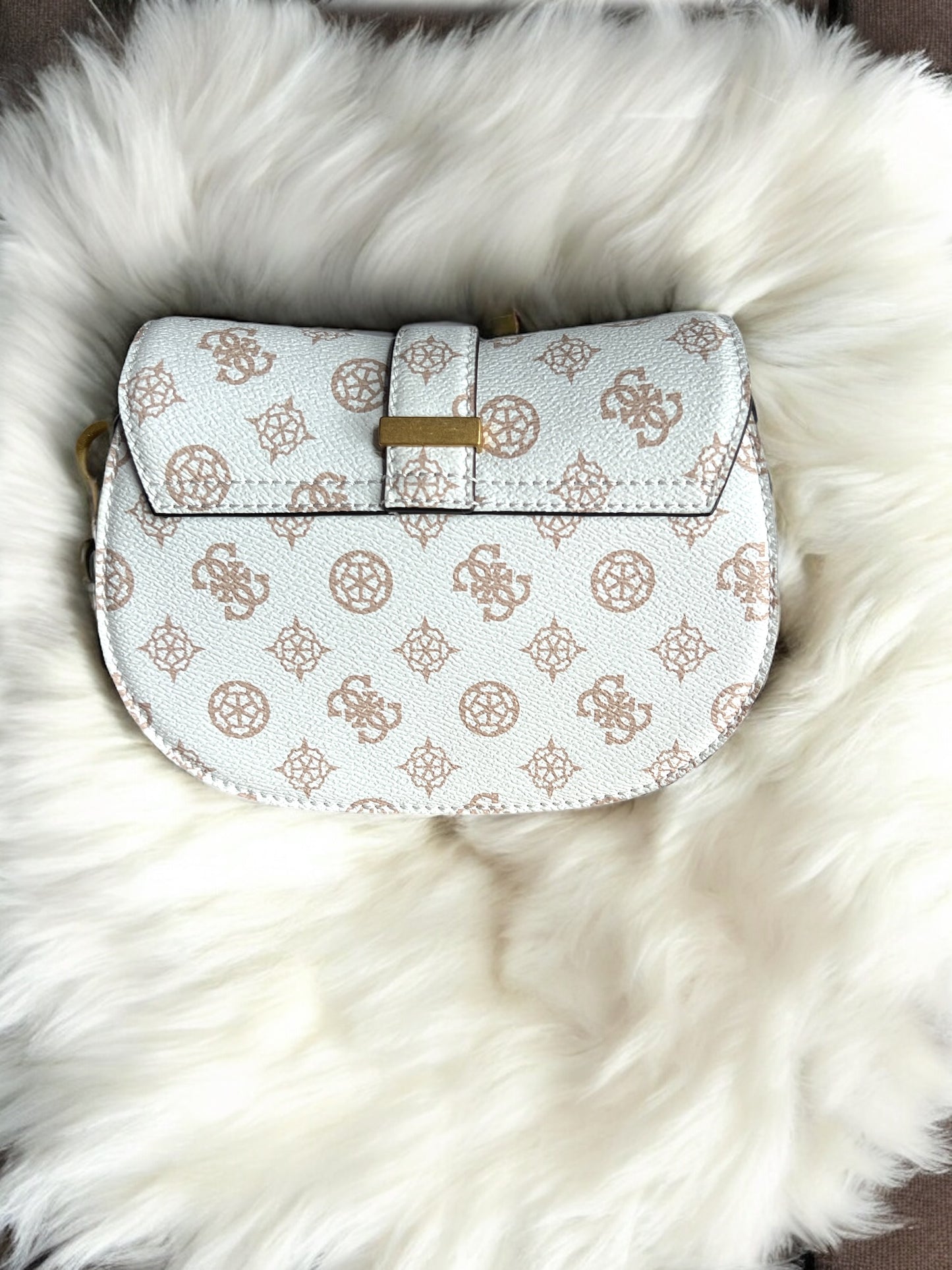 Crossbody/Hobo Guess crema con monogram beige y herrajes dorados