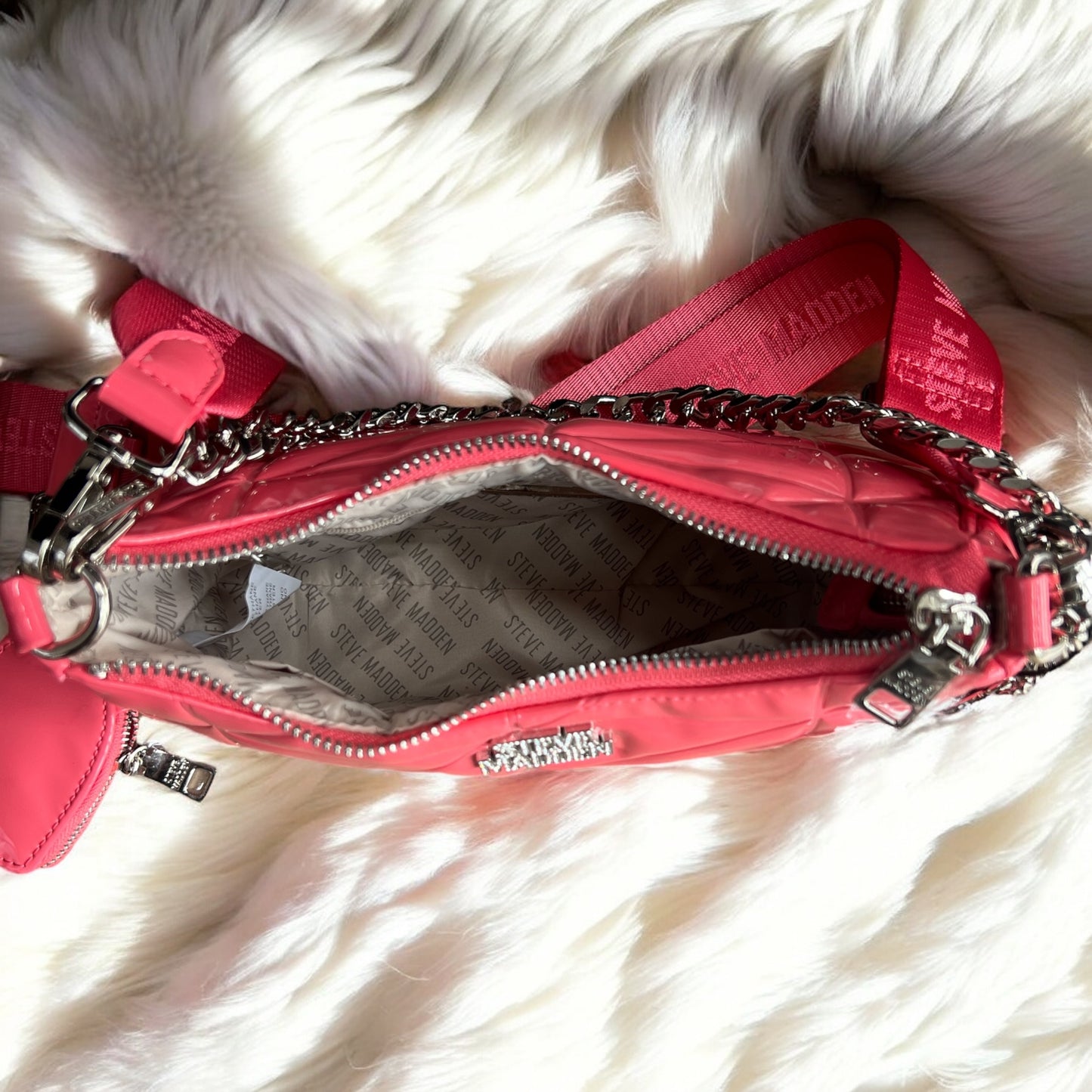 Crossbody Steve M coral tipo charol con monedero de corazón
