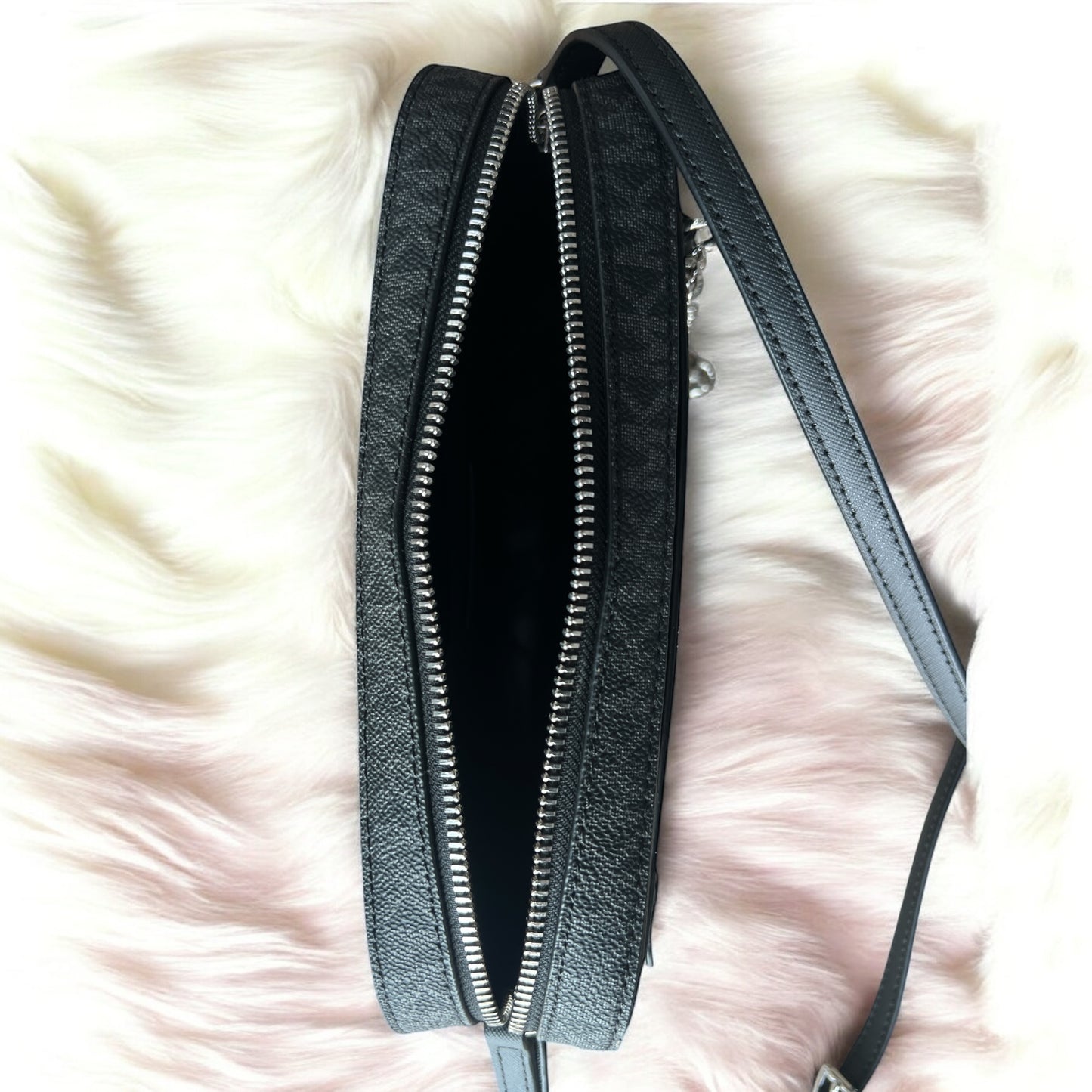 Crossbody michael k monogram negro con cadena