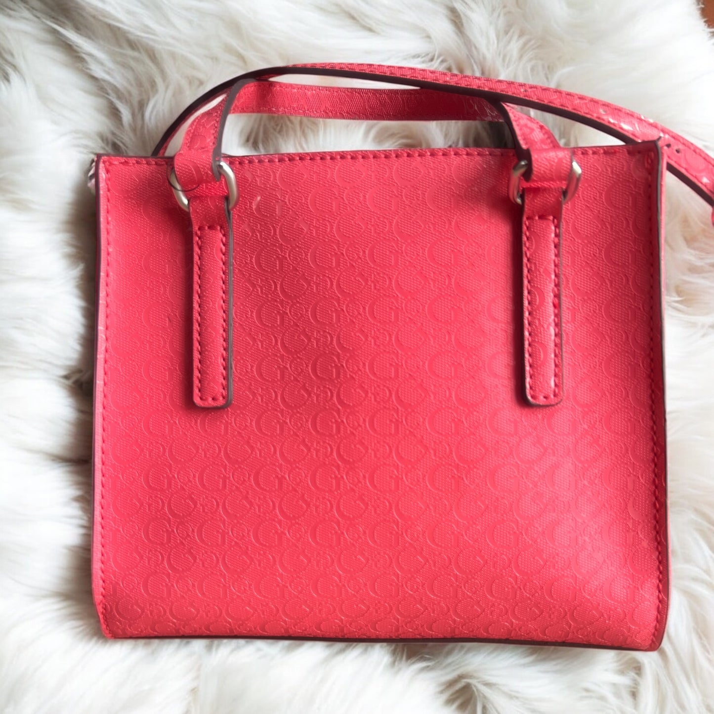 Tote mini Guess coral, strap con cadena y placa en letras plateadas