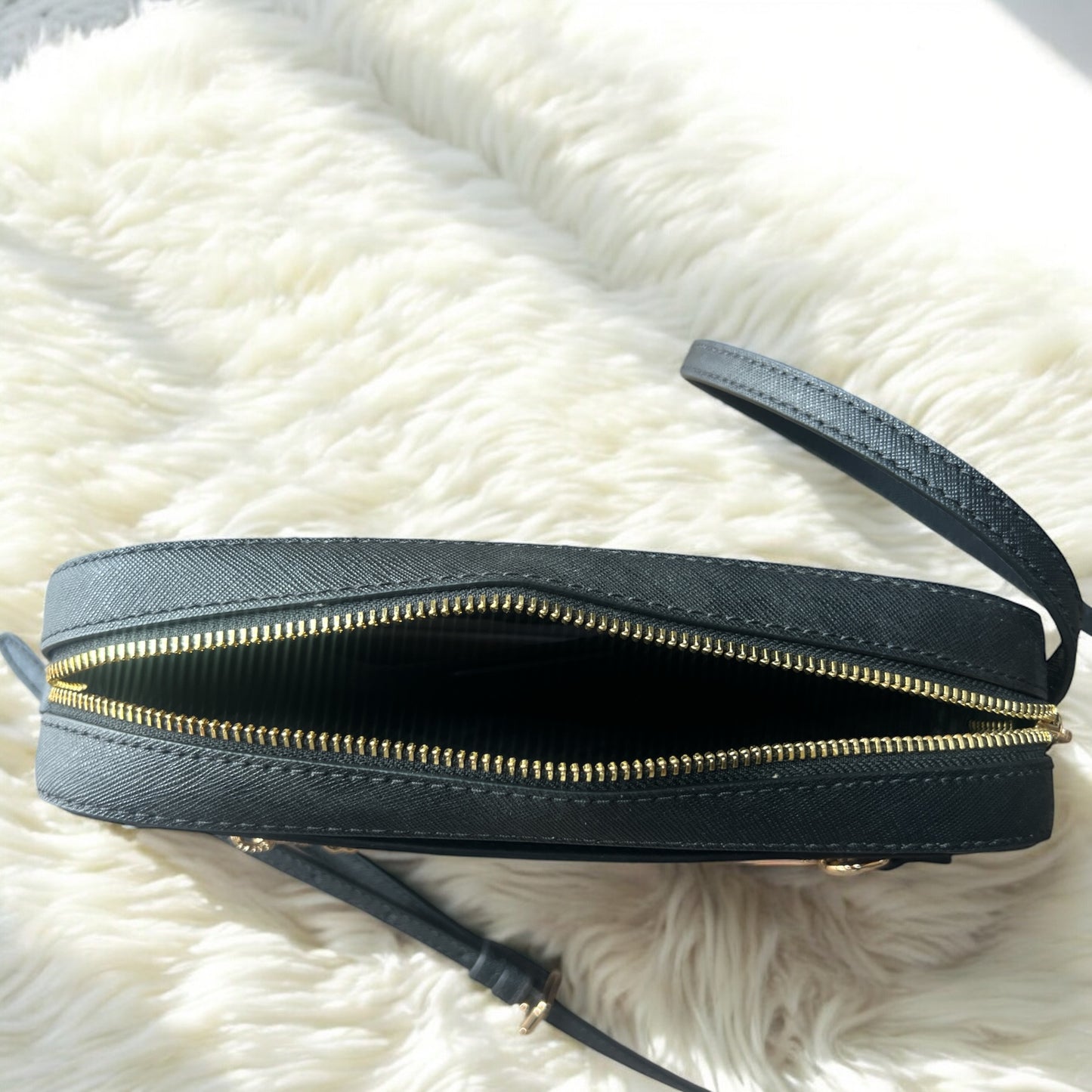 Crossbody Michael k negra con cadena dorad