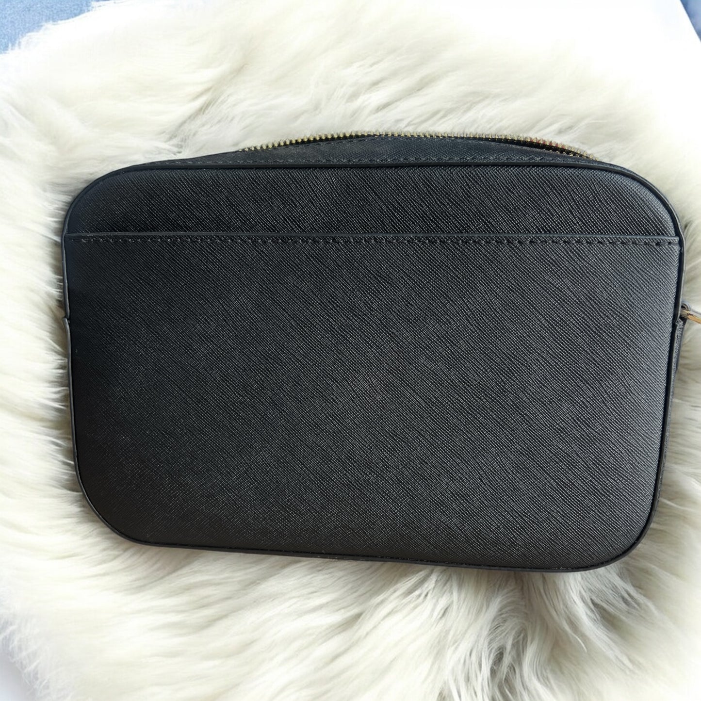 Crossbody Michael k negra con cadena dorad