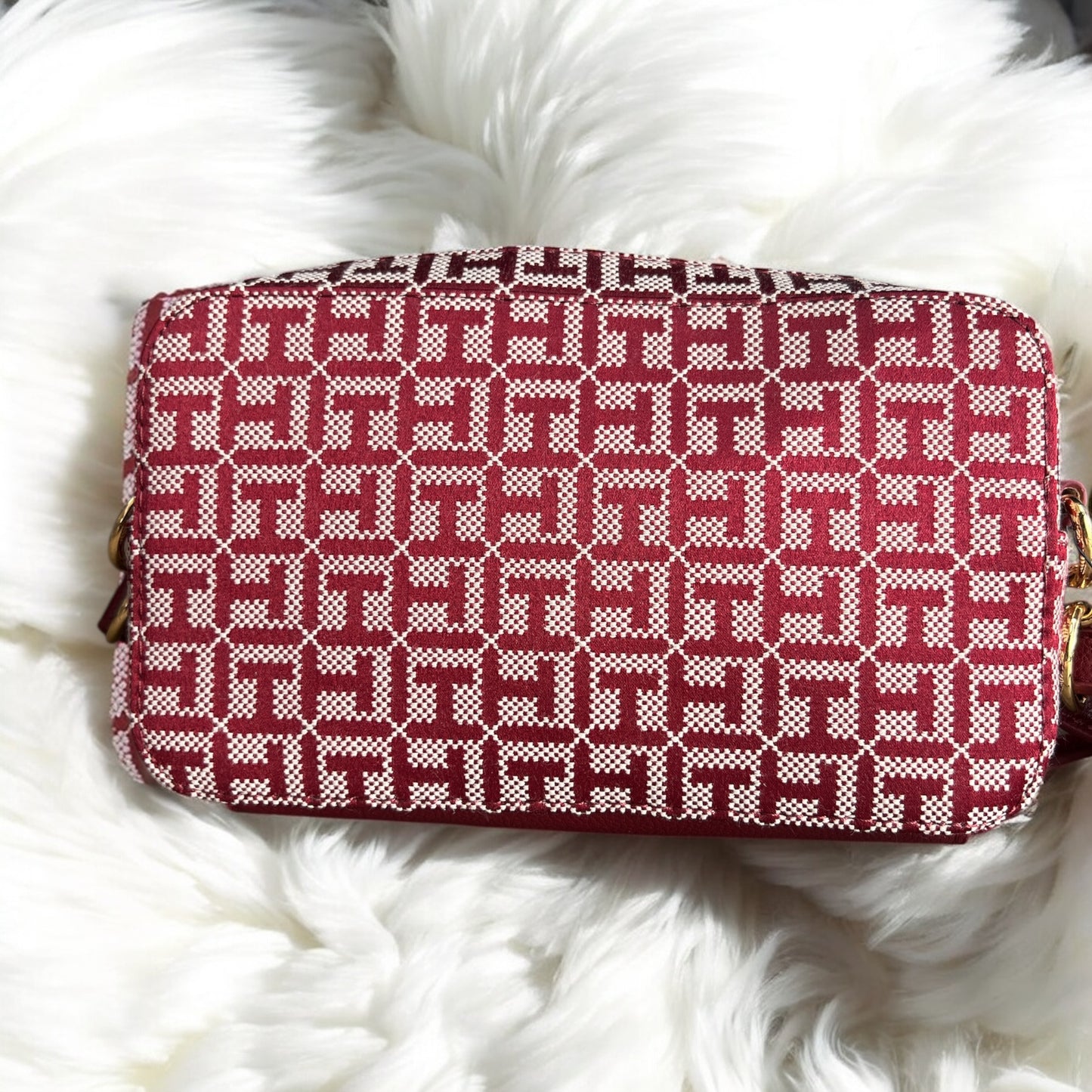 Crossbody Tommy H roja con monogram blanco y placa dorada TH