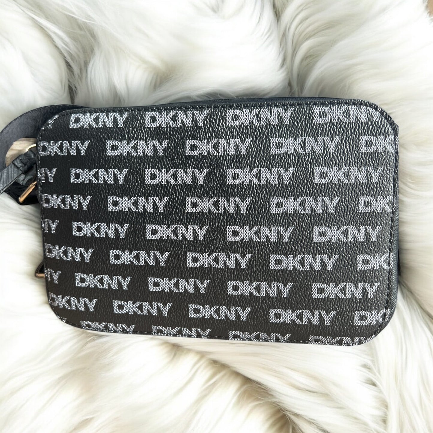 Crossbody DKNY negra con monogram blanco doble cierre