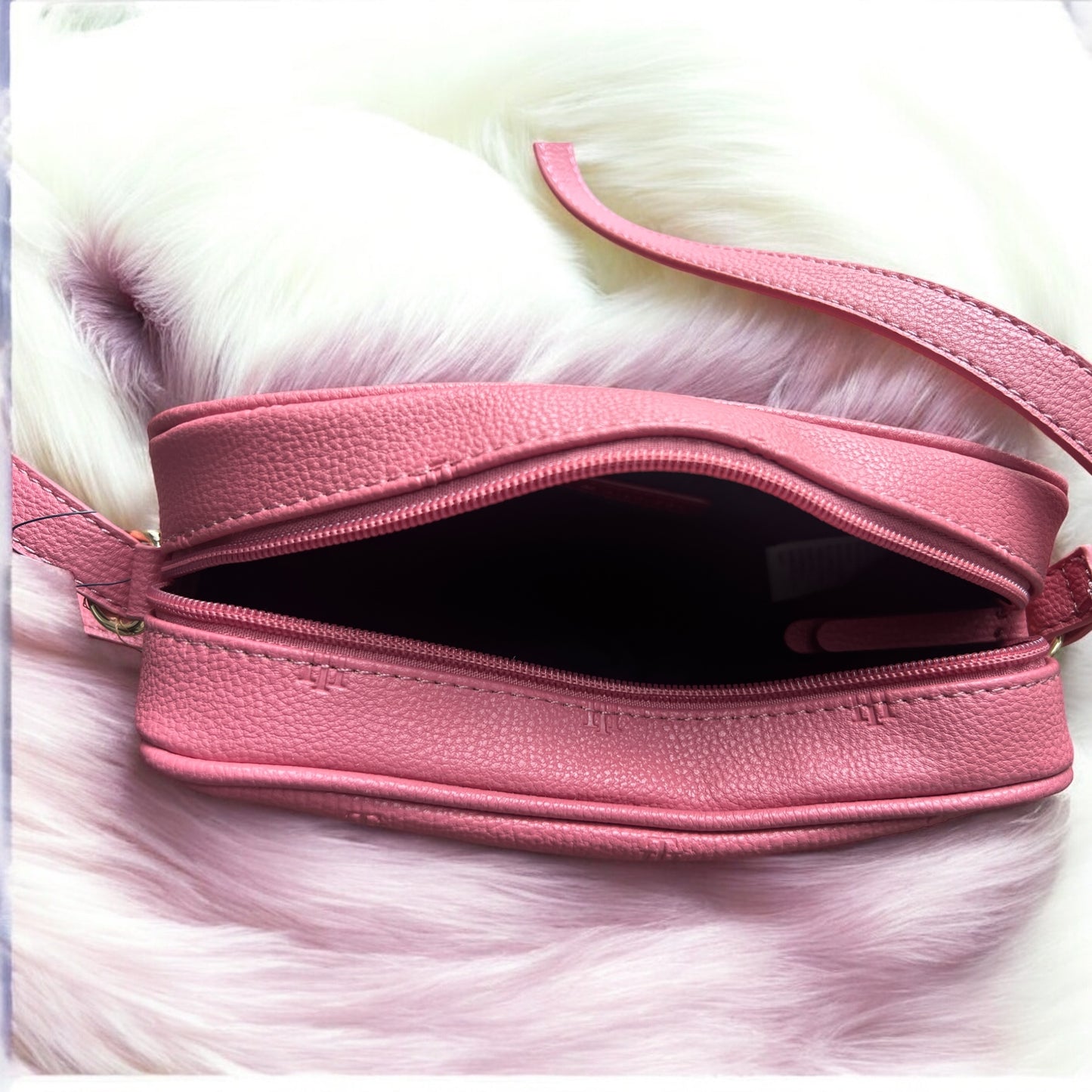 Crossbody Tommy H rosa con placa dorada