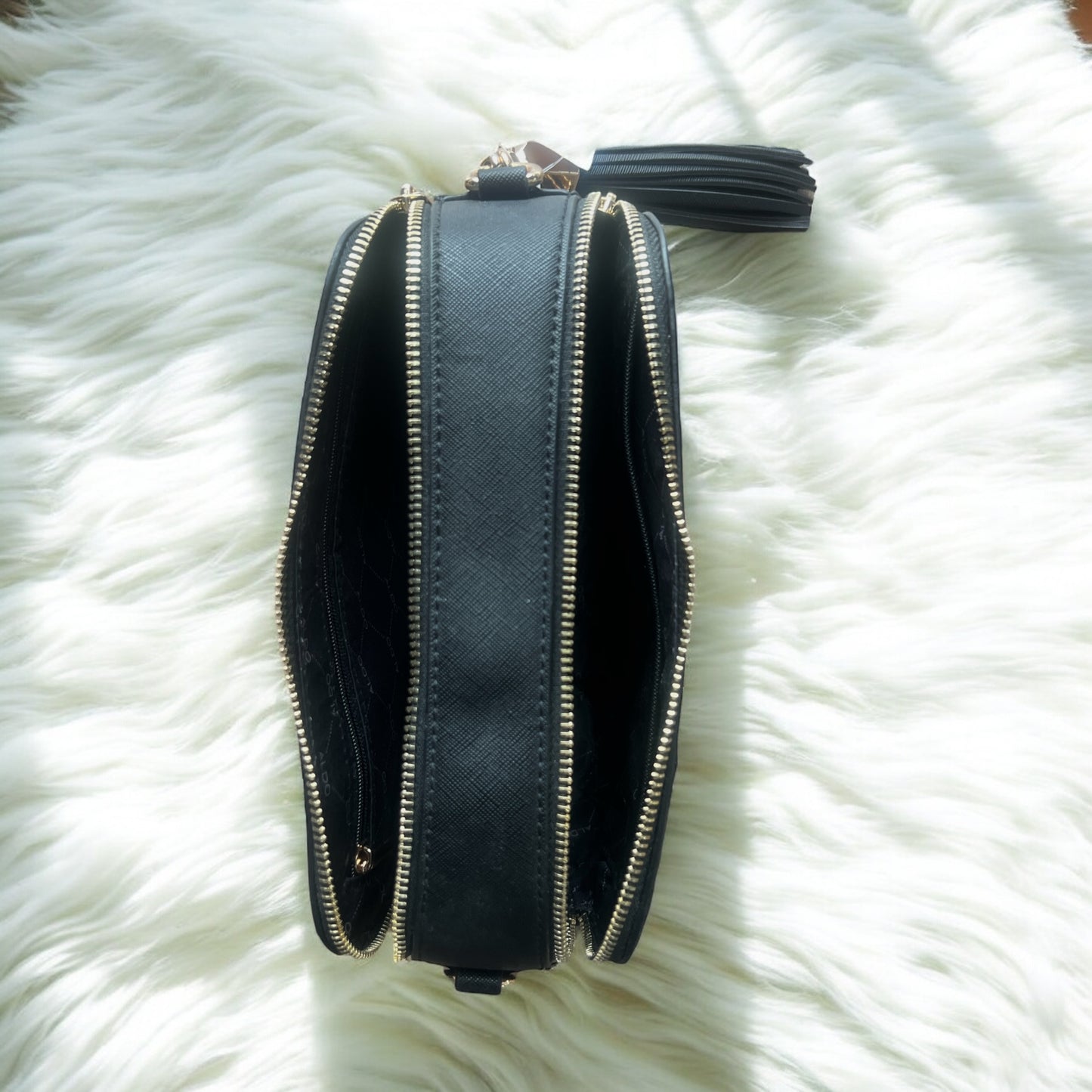Crossbody Aldo negra doble cierre con corazones
