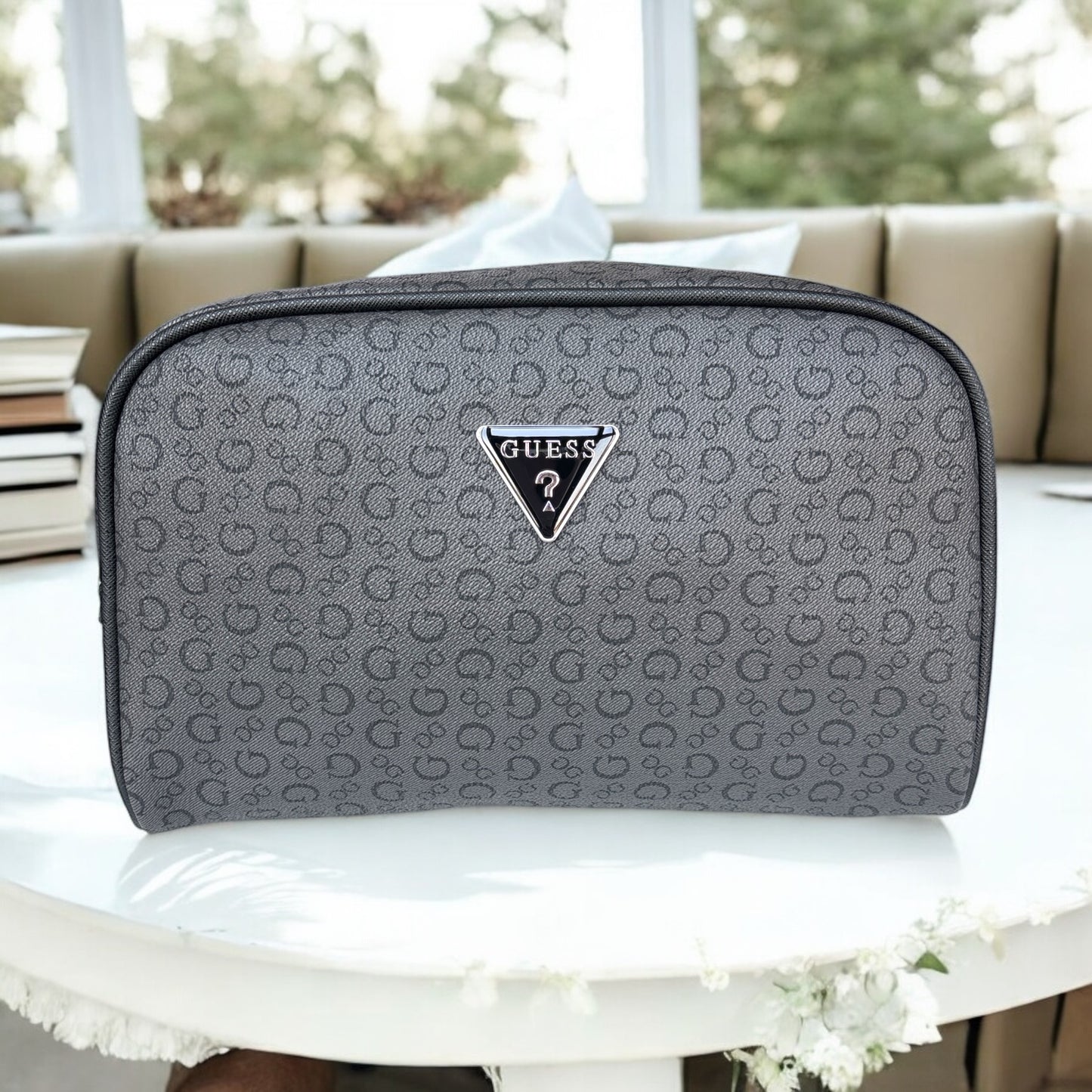 Cosmetiquera Guess gris con monogram negro