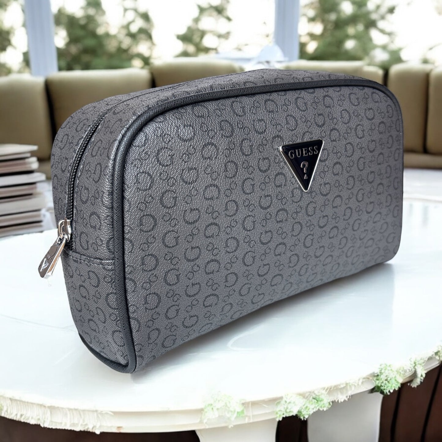 Cosmetiquera Guess gris con monogram negro